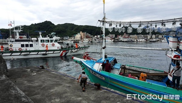 ▲▼進興21號在宜蘭艦的戒護下平安進港。（圖／記者陳豐德翻攝）