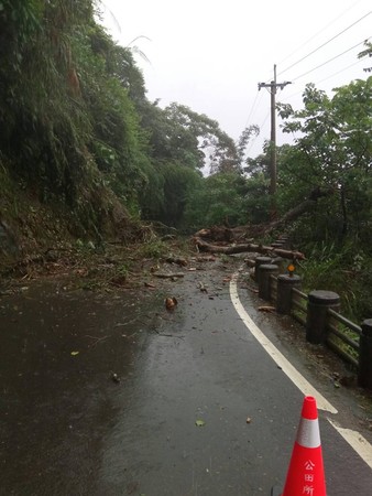 ▲▼番路鄉嘉130線5.7K崩塌中斷，目前搶修中，預計今日17：00前完成。（圖／嘉義縣政府提供）
