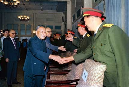1988年解放軍正式恢復軍銜制，鄧小平接見被授予上將軍銜的高級將領。（圖／翻攝自新浪軍事）　