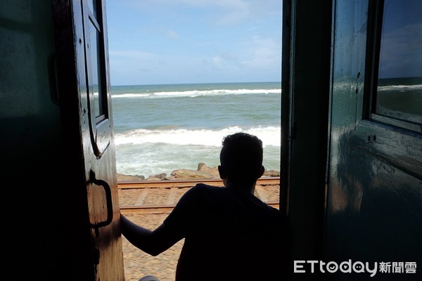 ▲斯里蘭卡海邊小火車。（圖／記者于佳云攝）