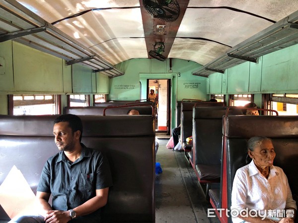 ▲斯里蘭卡海邊小火車。（圖／記者于佳云攝）