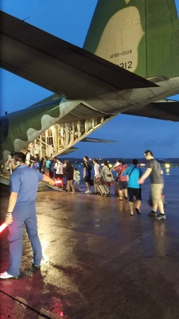 ▲▼空軍出動C-130疏運滯留澎湖的旅客。（圖／空軍司令部提供）