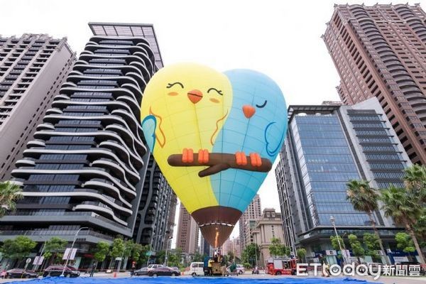 ▲石門水庫熱氣球嘉年華「愛心鳥」造型熱氣球首度來台。（圖／桃園市政府提供）
