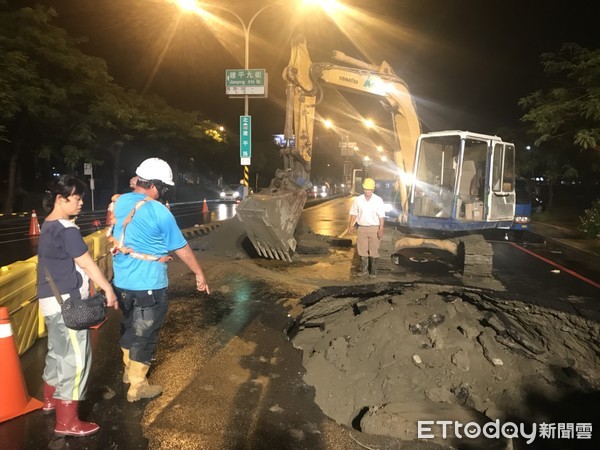▲台南市政府工務局派員前往現場連夜冒雨搶修中。