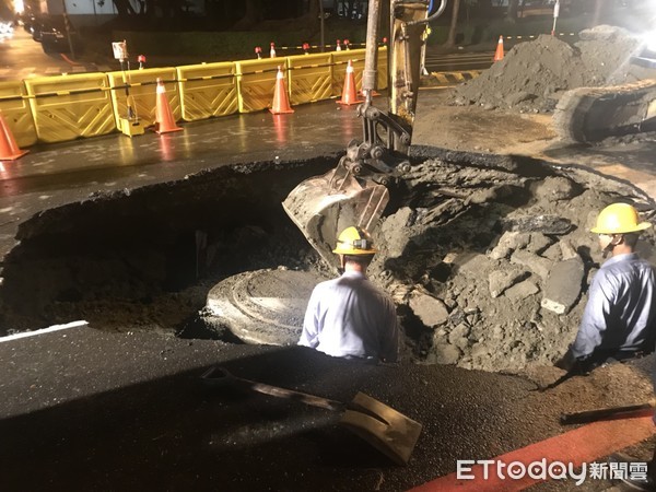 ▲台南市政府工務局派員前往現場連夜冒雨搶修中。