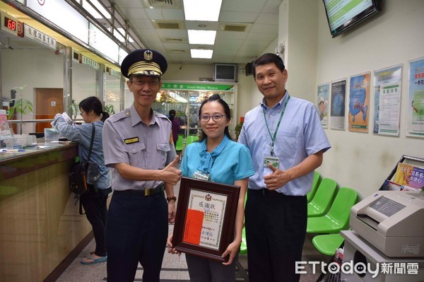 ▲台南市警五分局長吳清飛，20日上午特前往頒發感謝狀及獎勵金表揚阻詐郵局行員。（圖／警方提供）