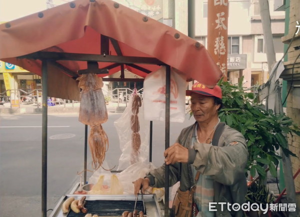 拖長短腳推車半小時　台中帕金森氏症香腸伯手抖炭烤日賺200元。（圖／「光線」臉書粉專授權）