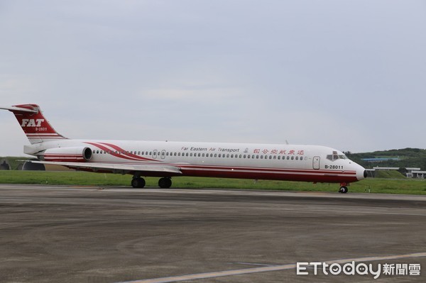 花蓮與金門攜手共同與遠東航空、觀光業者合作，推動雙向包機直航，首航班機20日由金門起飛，抵達花蓮飛行時間只花75分鐘，花蓮縣政府舉辦首航迎賓活動。（圖／記者王兆麟攝）