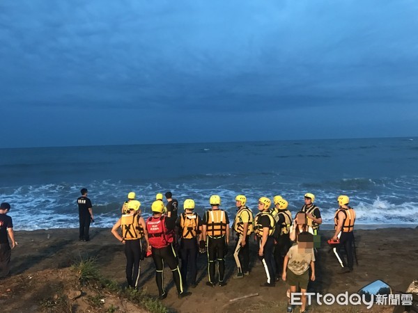 ▲▼男子下海酒後戲水後溺水，被沖上岸時已經失去呼吸心跳。（圖／記者陳豐德翻攝）