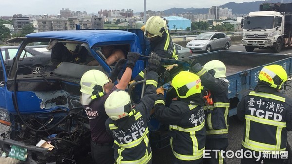 ▲▼中彰快速道路北屯往西屯方向17.7K處發生貨車追撞工程車車禍，貨車張姓駕駛命危。（圖／記者李忠憲翻攝）