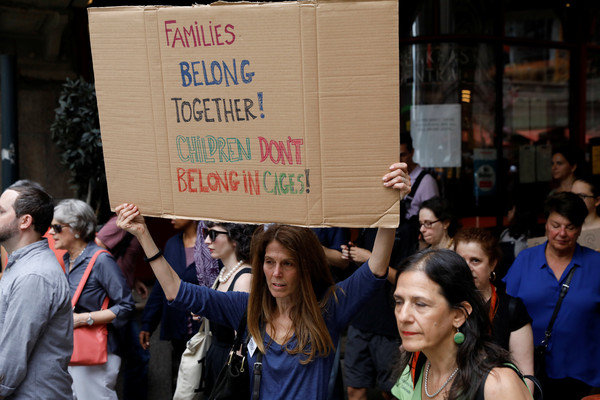 ▲▼ 美國民眾上街抗議川普拆散家庭的「零容忍」移民政策。（圖／路透）