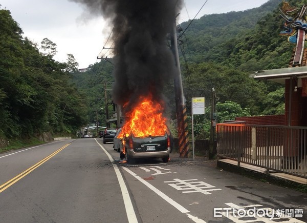 ▲▼男子車輛故障停在路邊待援，竟起火自燃冒出大量黑煙。（圖／記者林煒傑翻攝）