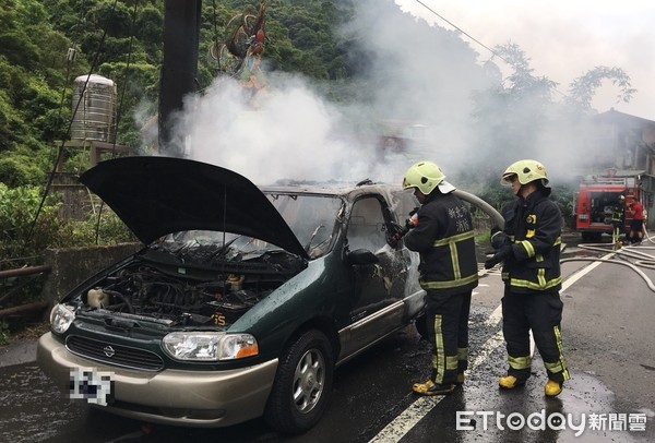 ▲▼男子車輛故障停在路邊待援，竟起火自燃冒出大量黑煙。（圖／記者林煒傑翻攝）