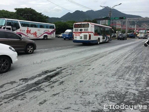 ▲▼曳引車滲漏廢土害騎士滑倒險遭後車輾壓爆頭。（圖／記者陳豐德翻攝）