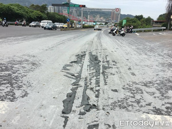 ▲▼曳引車滲漏廢土害騎士滑倒險遭後車輾壓爆頭。（圖／記者陳豐德翻攝）