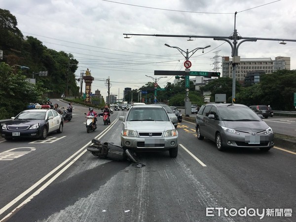 ▲▼休旅車輾過機車車體。（圖／記者陳豐德翻攝）