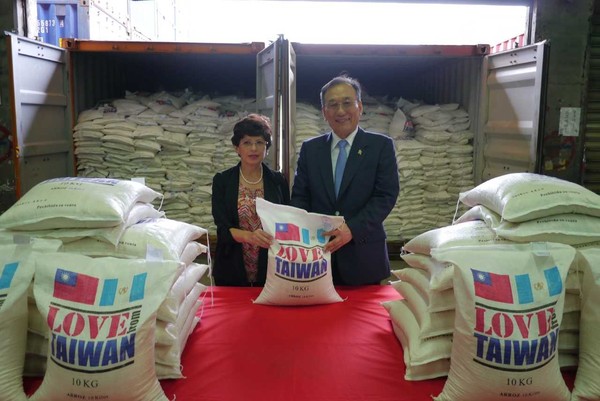 ▲▼外交部次長劉德立代表捐贈瓜地馬拉食米。（圖／外交部提供）