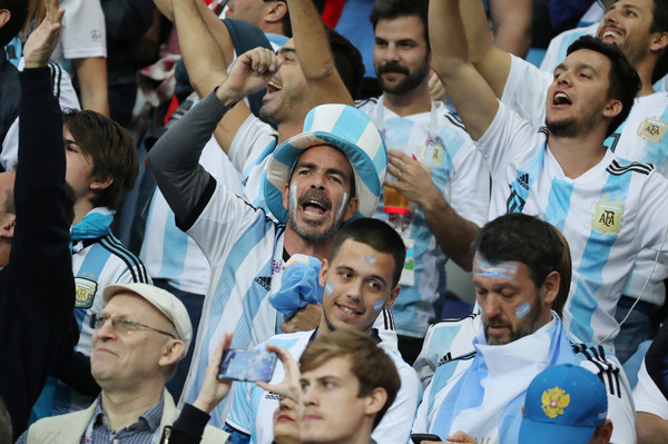 ▲2018世足賽，阿根廷vs.克羅埃西亞，阿根廷梅西、馬拉度納、球迷。（圖／路透社）