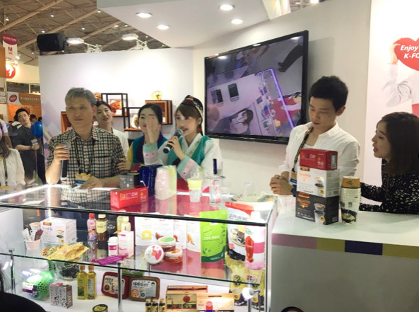 ▲韓國食品展攤位邀請韓國食品業者分享說明 。