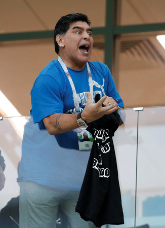 ▲▼  阿根廷球王馬拉度納(Diego Maradona)看阿根廷對克羅埃西亞、冰島（穿黑衣）比賽。（圖／路透社）