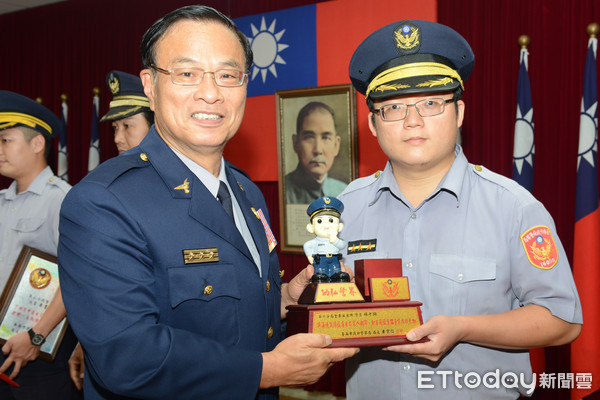 ▲台南市警局長黃宗仁，親自頒獎表揚好人好事績優員警。（圖／警方提供）