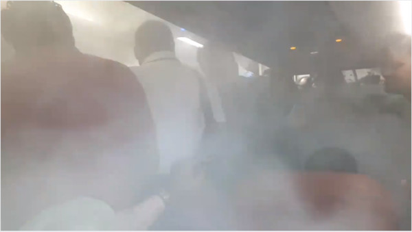 ▲亞航機艙內瀰漫白色煙霧。（圖／翻攝自Dipankar Ray臉書）