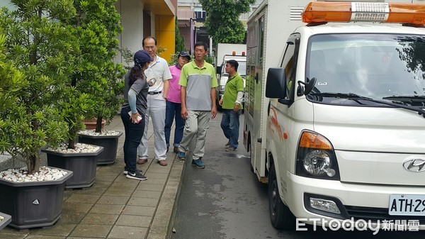 ▲台南市動保處22日派員會同校方進入校園巡視流浪犬。（圖／動保處提供）