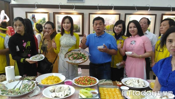 ▲台南多位越南新住民特準備多道的越南美食，在台南機場供旅客免費食用，希望大家對越南美食能留下好印象。（圖／傅建峰提供）