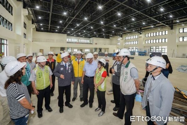 ▲鄭文燦會勘「桃園市立南崁國民中學藝文科學專科大樓新建工程」。（圖／桃園市政府提供）