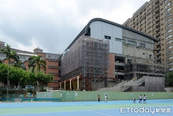 ▲鄭文燦會勘「桃園市立南崁國民中學藝文科學專科大樓新建工程」。（圖／桃園市政府提供）