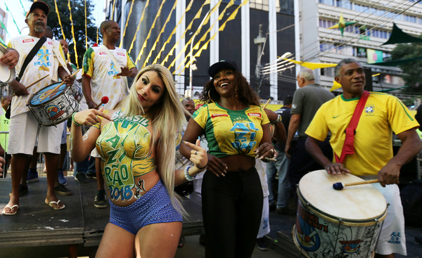 ▲▼2018世足，巴西女球迷人體彩繪上空看球。（圖／路透社）