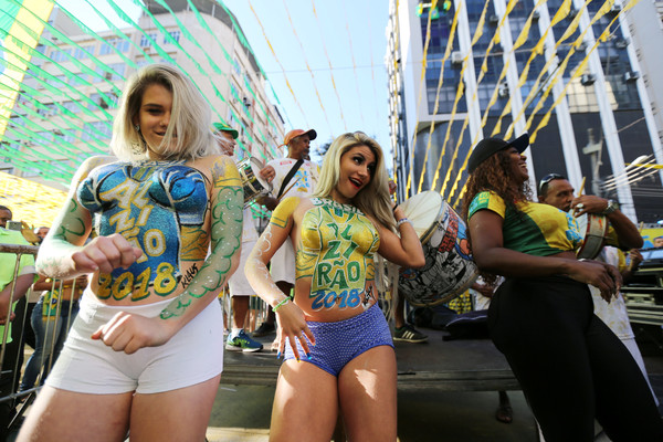 ▲▼2018世足，巴西女球迷人體彩繪上空看球。（圖／路透社）
