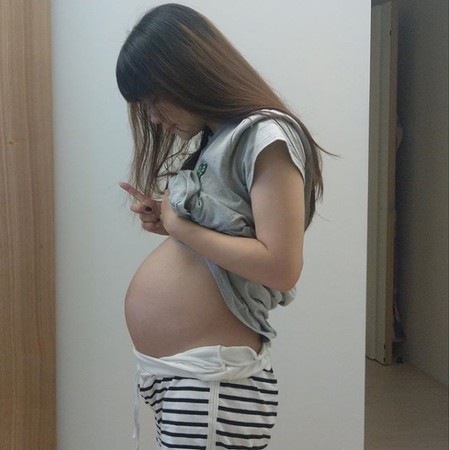 ▲▼二伯懷孕8個月「巨肚當餐桌用！」（圖／翻攝自二伯Instagram）
