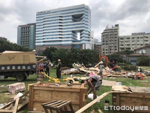 ▲▼姚文智在民進黨部前辦造勢活動，正巧華山分屍小木屋23日拆除。（圖／記者邱中岳攝）