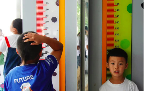 ▲▼上海迪士尼用「身高」作為兒童票購票標準。（圖／翻攝新華網）
