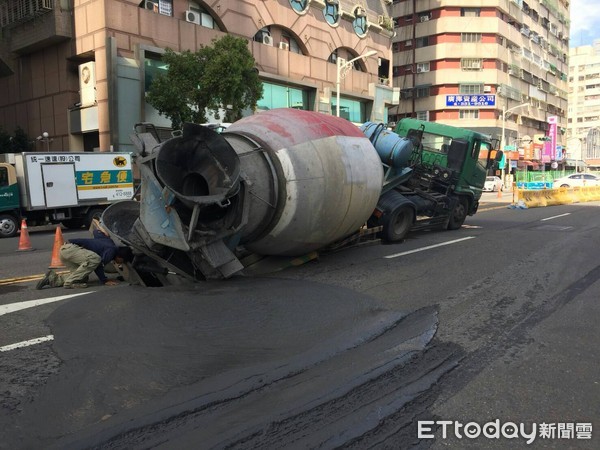 ▲▼水泥車卡在坑洞，警消到場警戒             。（圖／記者宋德威翻攝，下同）