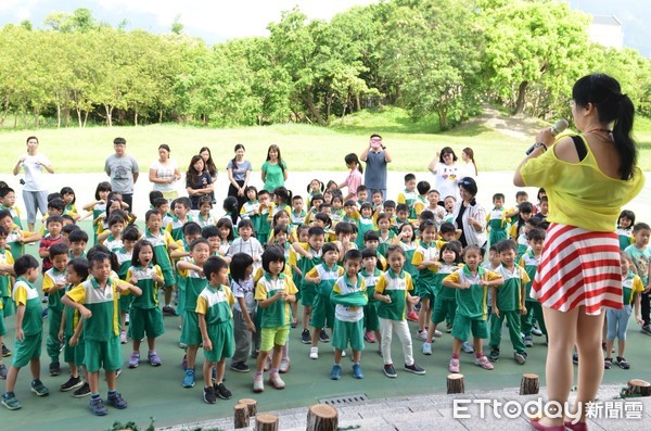 花蓮市長魏嘉賢前往明義幼關心客語晨間教學，客語薪傳師游淑梅以「沉浸式教學」的方法，從歌謠、舞蹈來帶領小朋友認識客語。（圖／花蓮市公所提供）