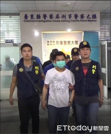 台東縣警察局偵破以張姓男子為首暴力犯罪集團，逮捕該集團12名成員，起獲空氣長槍、空氣短槍、武士刀等證物。（圖／台東縣警察局提供）