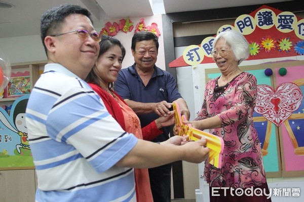 台東縣寄養家庭翁沛輝、辜錦菊夫妻從事寄養服務長達19年，共照顧8名寄養童，因屆退休年紀，鼓勵兒子和媳婦加入寄養服務行列。（圖／台東縣政府提供）