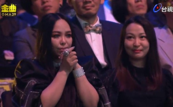 2018第29屆金曲獎頒獎典禮最佳音樂錄影帶羅景壬，台下張惠妹。（圖／翻攝自台視） 
