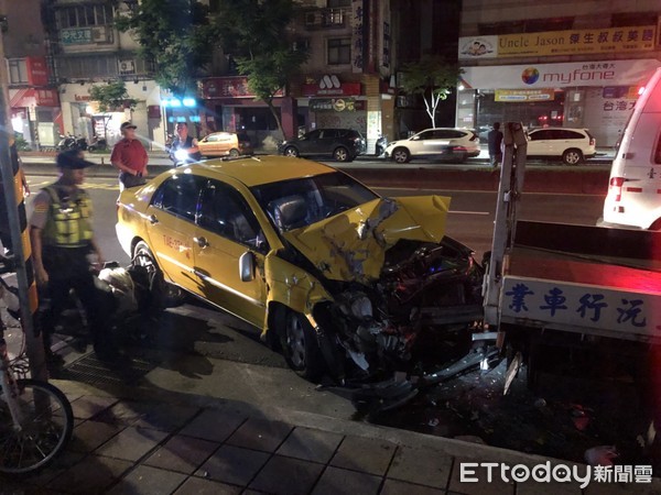 ▲▼忠孝東路5段凌晨發生一起計程車事故，波及多輛汽車及機車。（圖／記者趙永博攝）