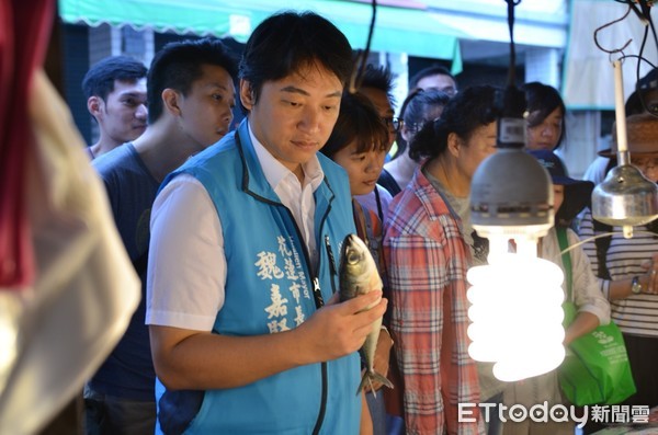 為推廣食魚教育，花蓮市長魏嘉賢與民眾一起學習如何選購新鮮、友善環境的海鮮。（圖／花蓮市公所提供）