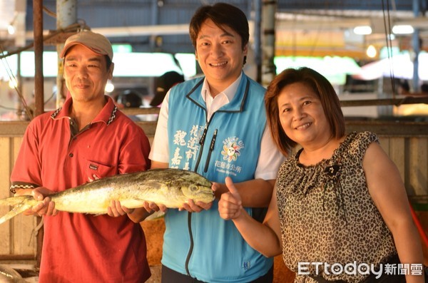 為推廣食魚教育，花蓮市長魏嘉賢與民眾一起學習如何選購新鮮、友善環境的海鮮。（圖／花蓮市公所提供）
