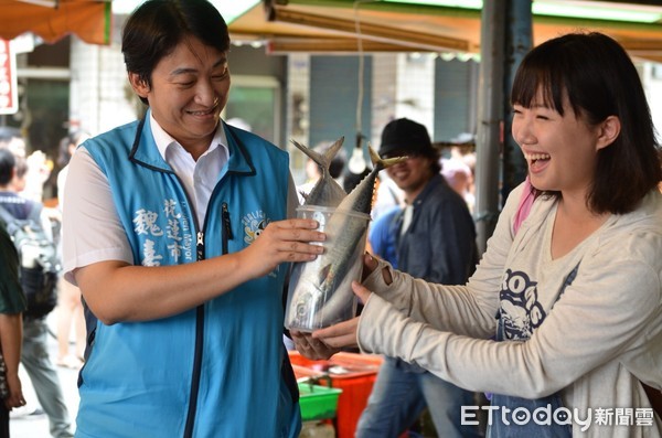 為推廣食魚教育，花蓮市長魏嘉賢與民眾一起學習如何選購新鮮、友善環境的海鮮。（圖／花蓮市公所提供）