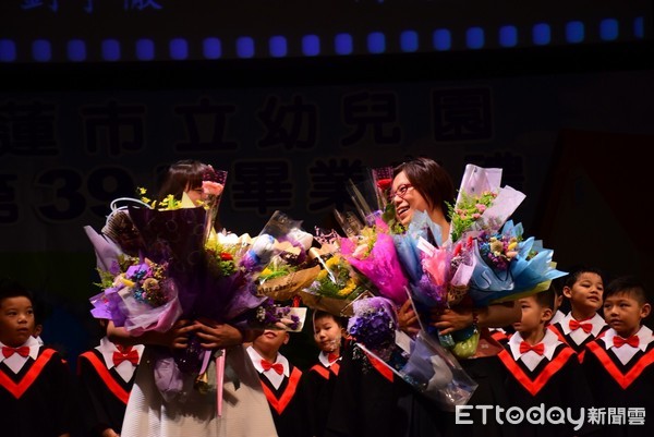 花蓮市立幼兒園畢業典禮上，90名畢業生以《最美的畫面》畢業公演呈現三年來的學習成果感謝師長。（圖／花蓮市公所提供）