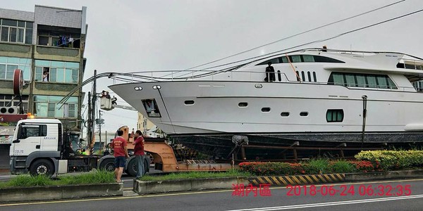 2億元遊艇路上趴趴走，網友驚呼「比超跑還猛」。（圖／翻攝自爆料公社）