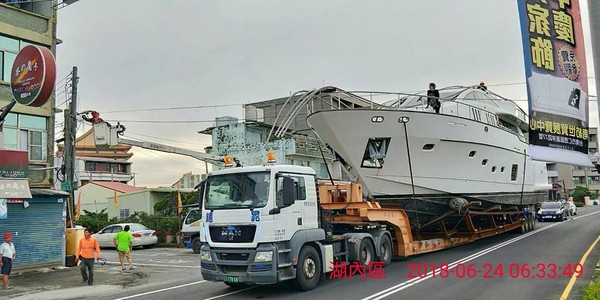 2億元遊艇路上趴趴走，網友驚呼「比超跑還猛」。（圖／翻攝自爆料公社）