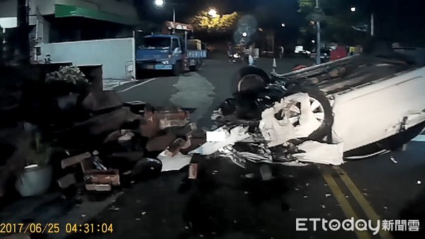 ▲▼自小客車翻覆，駕駛受困車內待救。（圖／記者宋德威翻攝）