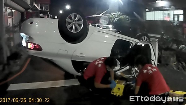 ▲▼自小客車翻覆，駕駛受困車內待救。（圖／記者宋德威翻攝）