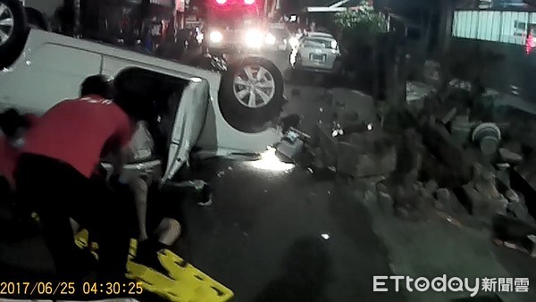 ▲▼自小客車翻覆，駕駛受困車內待救。（圖／記者宋德威翻攝）